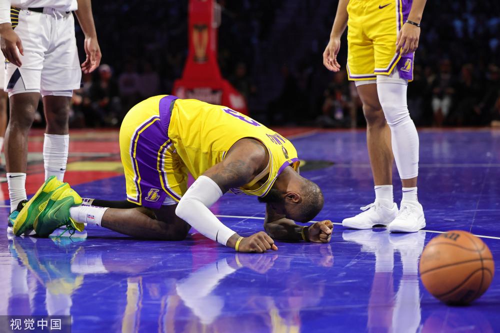 在中场休息 在中场休息